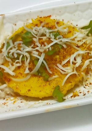 મીક્સ દાળ ઈડલી ચીઝી ચાટ(mix dal khichdi recipe in Gujarati) રેસીપી મુખ્ય ફોટો