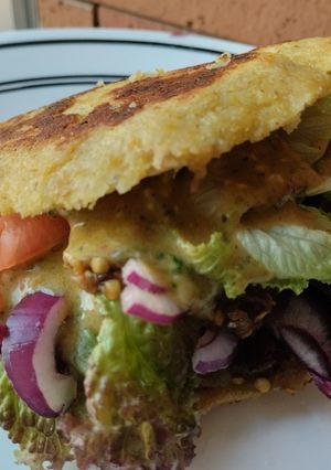 Una foto de Arepa🫓 rellena de berenjena🍆 ahumada, vegetales🧅🍅🥙 y aderezo🤔