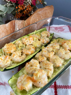 Una foto de Calabacín relleno de langostinos 🌱🦐