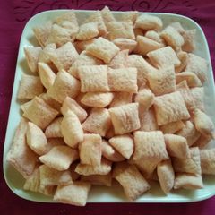 A picture of Strawbeery flavour Shakkar pare.
