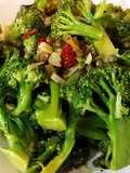 Steamed broccoli with chili and olive sauce