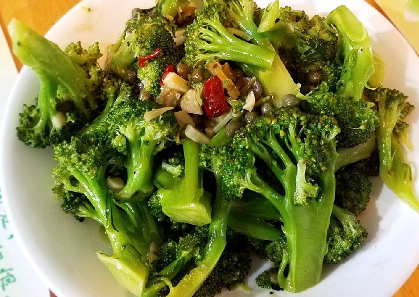 Steamed broccoli with chili and olive sauce