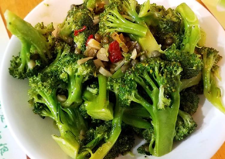 Steamed broccoli with chili and olive sauce