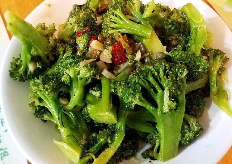 How to Prepare Perfect Steamed broccoli with chili and olive sauce