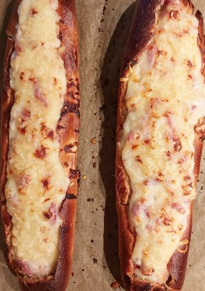 Une photo de Baguette fourrée aux lardons et au fromage