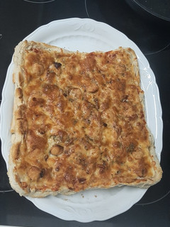 Una foto de Pizza con masa de pan bimbo al gusto🍞🍕