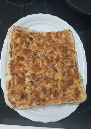 Una foto de Pizza con masa de pan de molde al gusto🍞🍕
