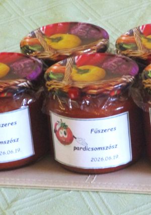 Fűszeres paradicsomszósz télire recept fotója