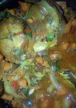 A picture of Miyar kifi da vegetables.