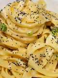 Tagliatelle fatte in casa con crema al limone, erba cipollina e semi di papavero