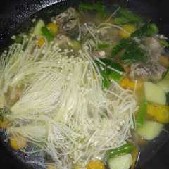 A picture of Sup jamur enoki.