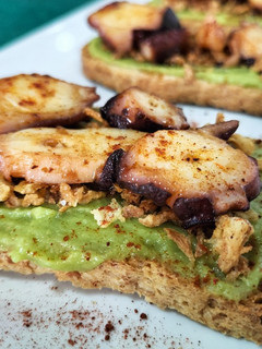 Una foto de Tostada de guacamole con pulpo al pimentón