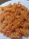 Fusilli cu ton și suc de roșii