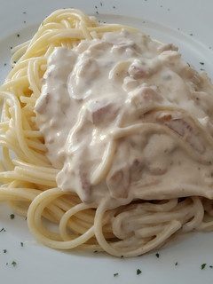 Una foto de Espaguetis con bacon y salsa roquefort