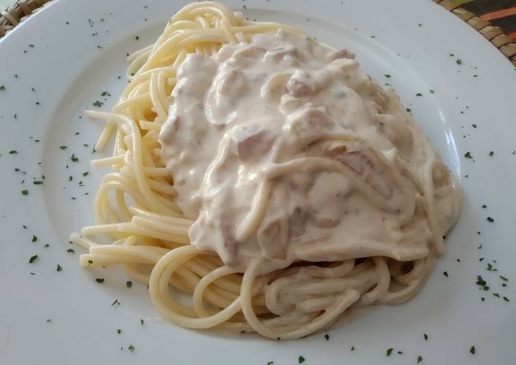 Espaguetis con bacon y salsa roquefort