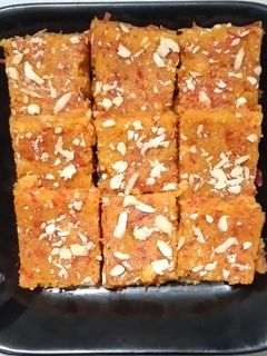 गाजर की बर्फी (gajar ki barfi recipe in Hindi) रेसिपी मुख्य फोटो