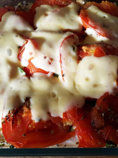 Una foto de Merluza con verduras y queso