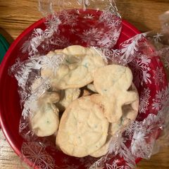 (Hart-made) Christmas cookies. 🙂🎁❄️🎉 A picture of (Hart-made) Christmas cookies. 🙂🎁❄️🎉.