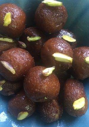 A picture of Gulab jamun.