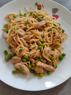 Une photo de Nouilles sautées aux poulet, petits pois et fèves