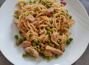 Une photo de Nouilles sautées aux poulet, petits pois et fèves