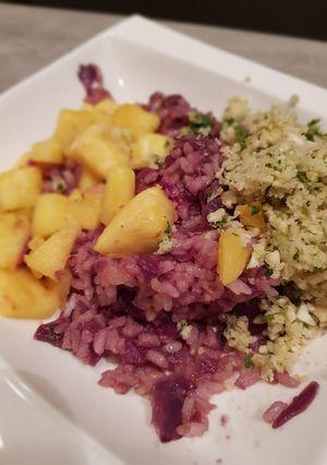 Una foto de Lombarda con arroz, piña y almendras