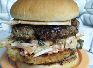 Foto resep Cheeseburger with Tabasco Coleslaw and Veggie Fritter