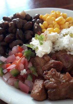 Una foto de Bowl con cerdo teriyaki