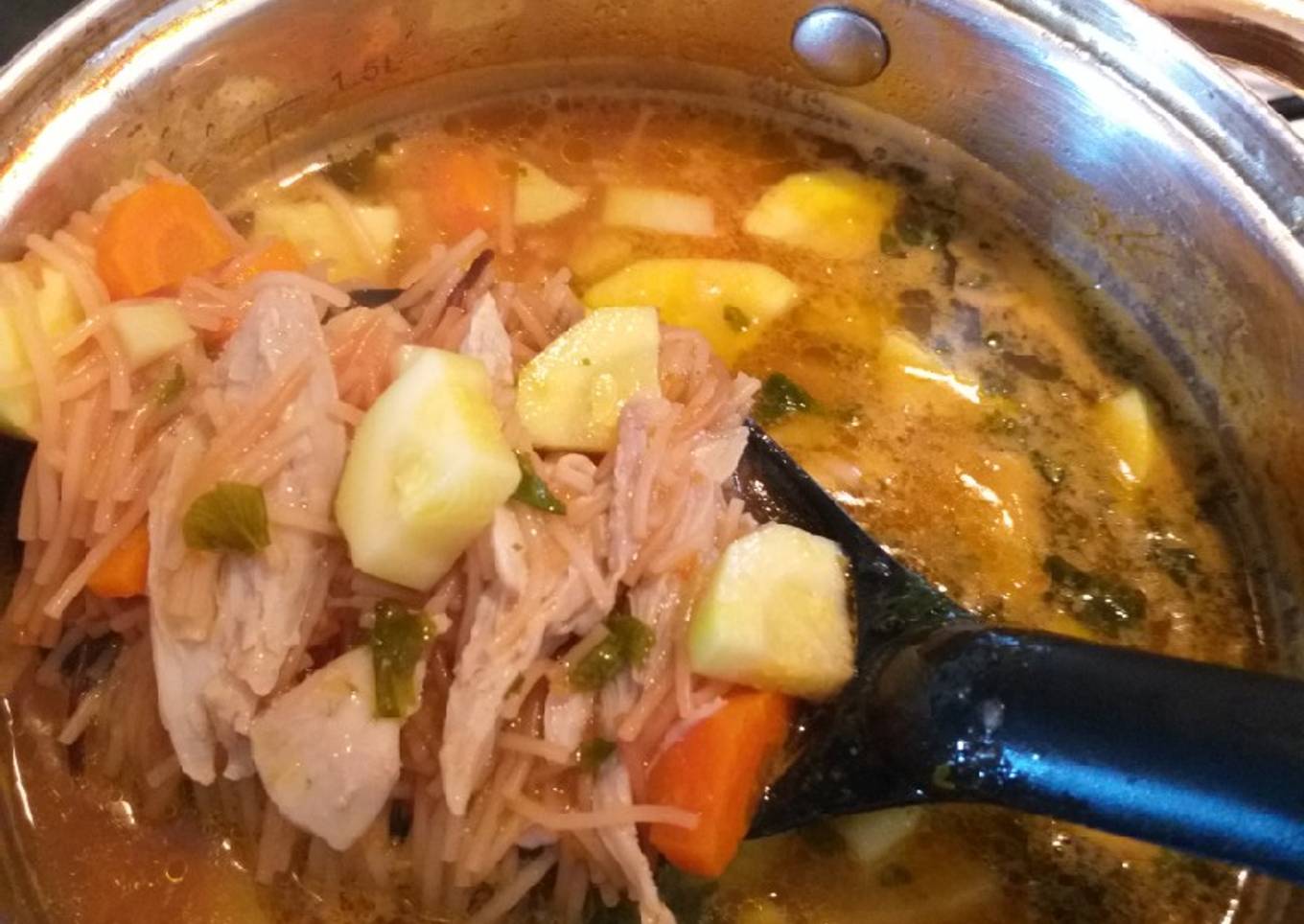 Sopa de verduras con fideos y pollo
