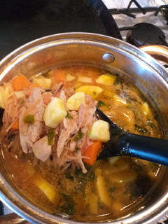 Una foto de Sopa de verduras con fideos y pollo