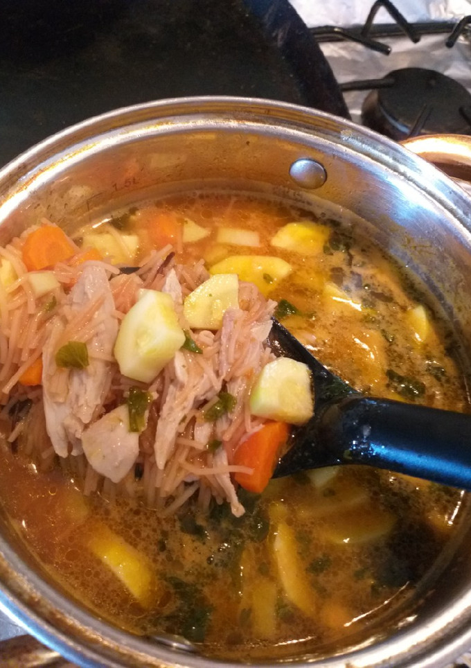 Una foto de Sopa de verduras con fideos y pollo
