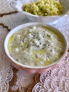 Una foto de Ensalada de pepino con yogurt - árabe