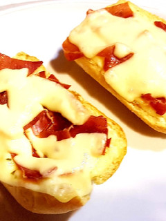 Una foto de Tostas de jamón y queso fundido