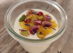 Une photo de Shrikhand à la mangue