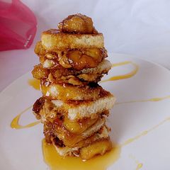 A picture of Caramelized mini tower sandwich.