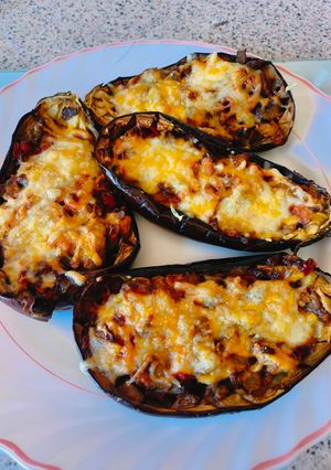 Una foto de Berenjenas rellenas de verduras y atún 🍆