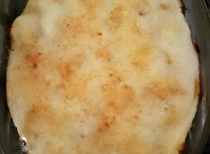 Una foto de Soufflé de papas, panceta y salchichas