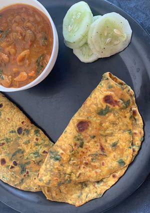 A picture of Bathua paratha.
