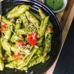 A picture of Spinach pesto pasta.
