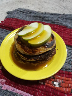 Una foto de Hot cakes de avena y manzana, súper saludable