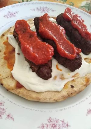 Φωτογραφία της συνταγής Γιαουρτλού κεμπάπ με σάλτσα πάπρικα