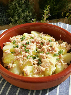 Una foto de Patatas con alioli y atún