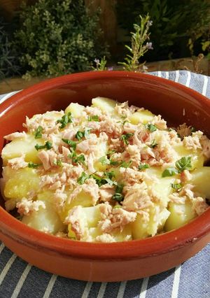 Una foto de Patatas con alioli y atún