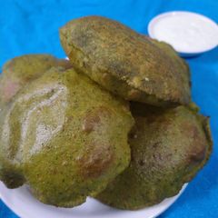 A picture of Palak (spinach) puri.