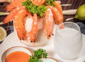 Hình của món Tôm luộc nước dừa & muối ớt xanh đỏ.