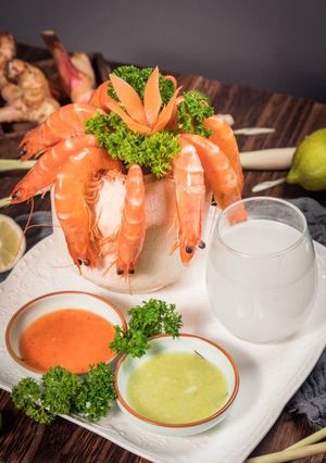 Hình của món Tôm luộc nước dừa & muối ớt xanh đỏ.