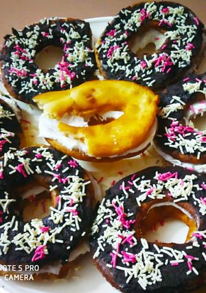 A picture of Chocolate donuts.