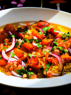 Una foto de Ensalada templada de cuscús, calabaza tandoori y granada