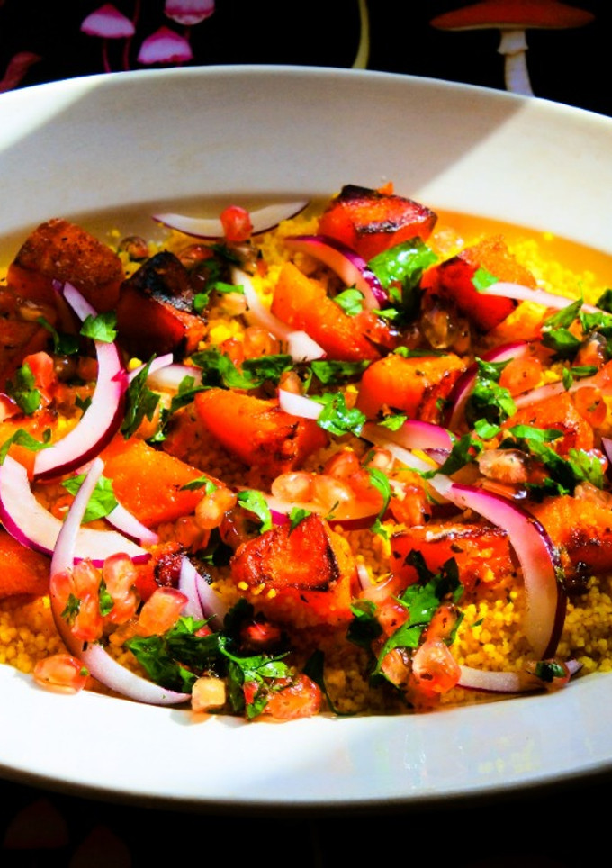 Una foto de Ensalada templada de cuscús, calabaza tandoori y granada