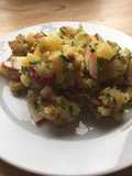 Bratkartoffelsalat mit Radieschen und Schnittlauch